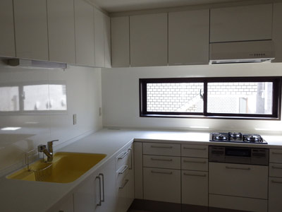 ホワイト＆イエローで明るいくポップな仕上がりに